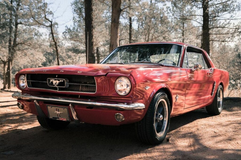 voiture de collection ford mustang rouge